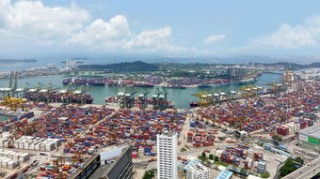 国内海运货运价格一览表(中美突然互涨港口费，航运公司两头挨宰，制裁名单暗藏玄机)